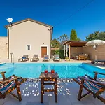 Traumhafte Mit Tischtennis, Spielplatz, Basketballplatz, Privatpool, Outdoor-kueche بيت للعطل بازين