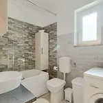 Traumhafte Mit Tischtennis, Spielplatz, Basketballplatz, Privatpool, Outdoor-kueche