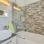 Traumhafte Mit Tischtennis, Spielplatz, Basketballplatz, Privatpool, Outdoor-kueche بيت للعطل