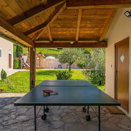 Traumhafte Mit Tischtennis, Spielplatz, Basketballplatz, Privatpool, Outdoor-kueche 度假居 帕津