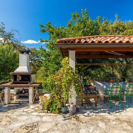 Traumhafte Mit Tischtennis, Spielplatz, Basketballplatz, Privatpool, Outdoor-kueche بيت للعطل بازين